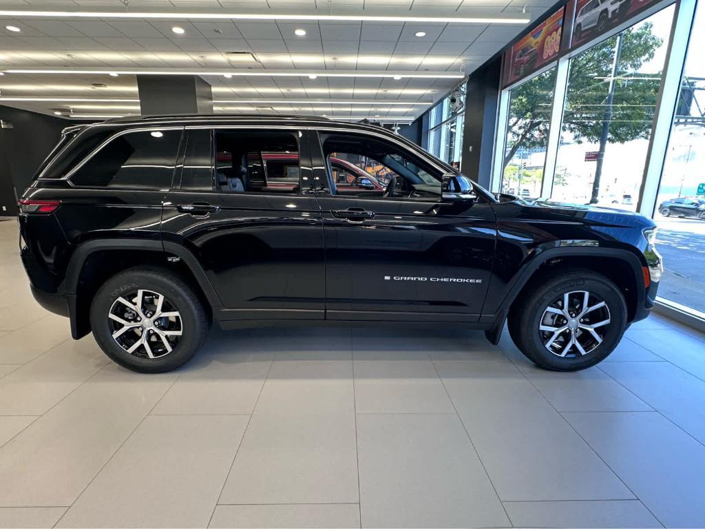 new 2025 Jeep Grand Cherokee car, priced at $48,185