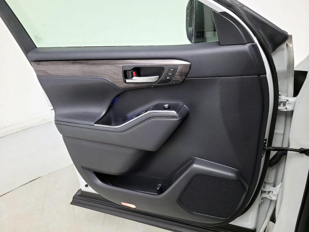 used 2021 Toyota Highlander Hybrid car, priced at $39,998