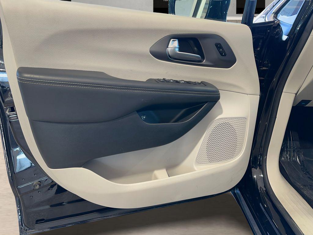 used 2024 Chrysler Pacifica Hybrid car, priced at $28,299