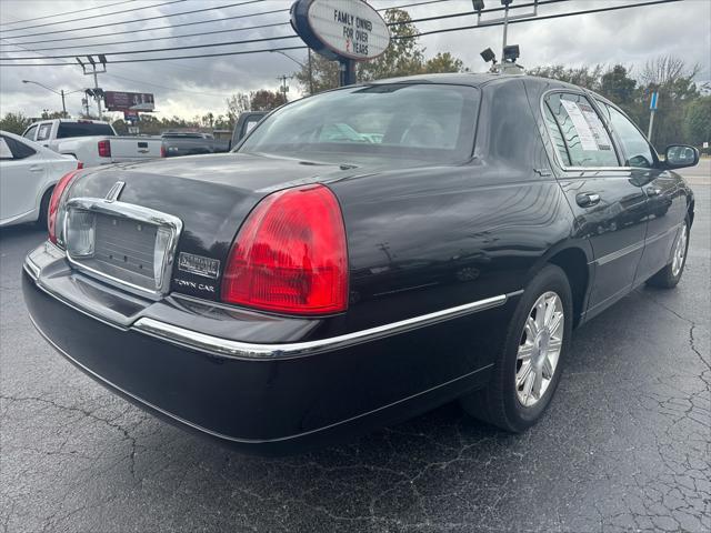 used 2008 Lincoln Town Car car, priced at $12,900