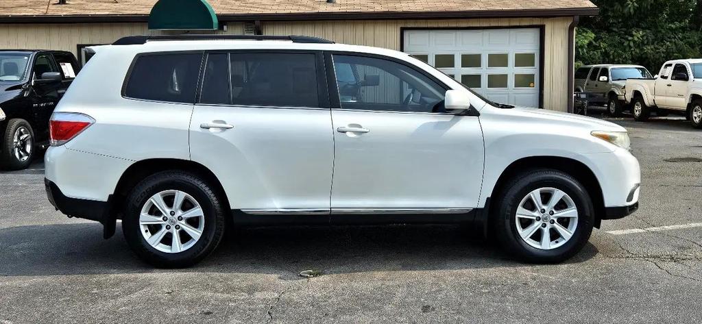 used 2013 Toyota Highlander car, priced at $15,780