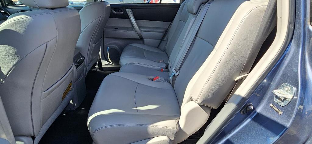 used 2013 Toyota Highlander car, priced at $13,900