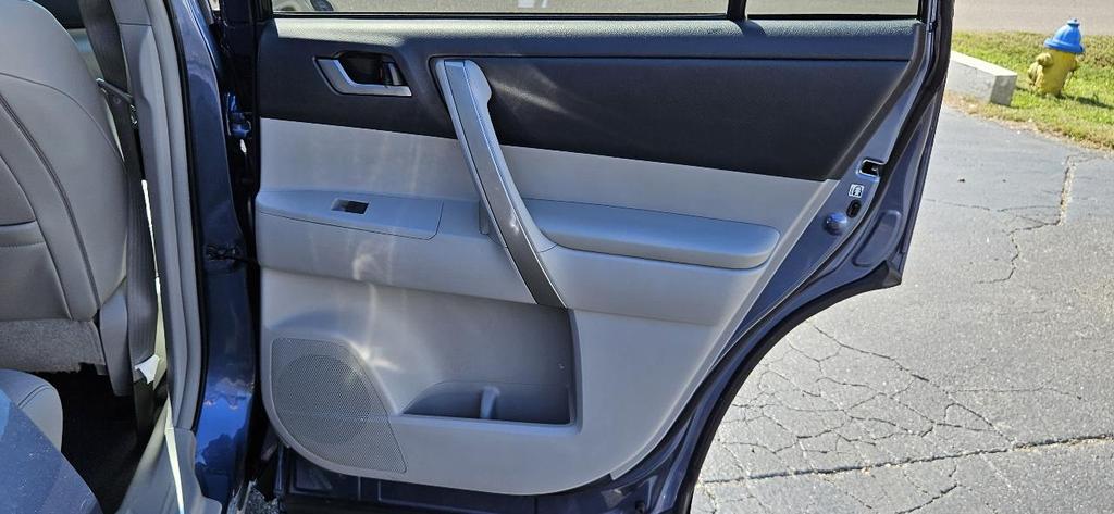 used 2013 Toyota Highlander car, priced at $13,900