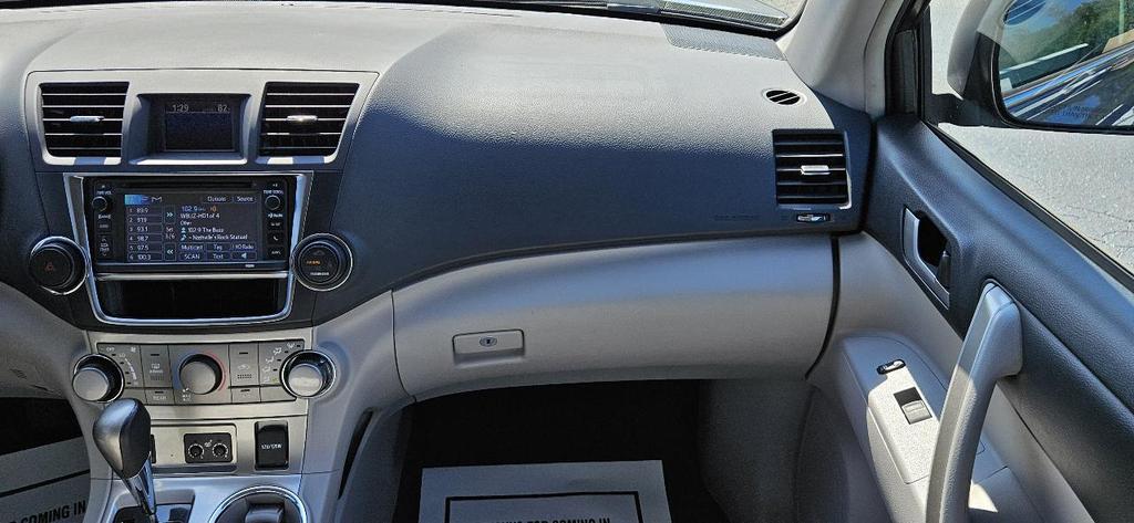 used 2013 Toyota Highlander car, priced at $13,900