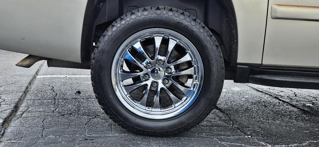 used 2008 Chevrolet Avalanche car, priced at $13,995