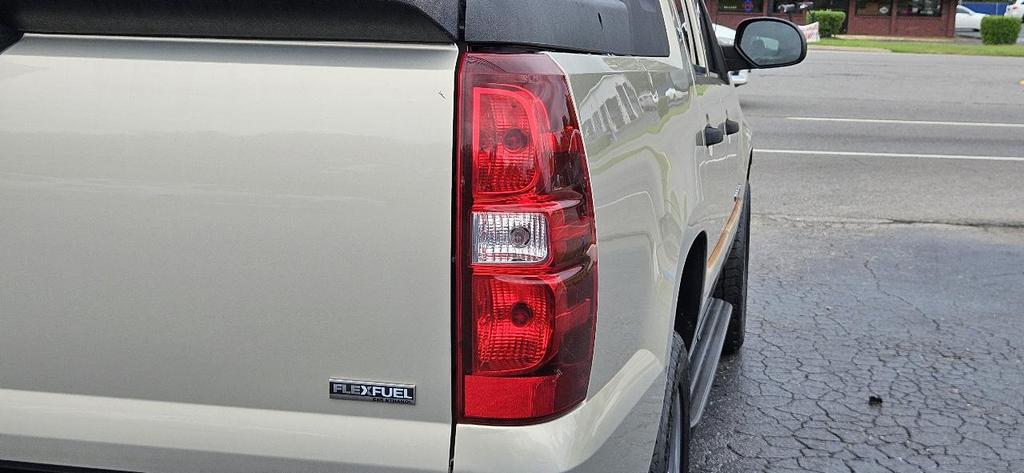 used 2008 Chevrolet Avalanche car, priced at $13,995