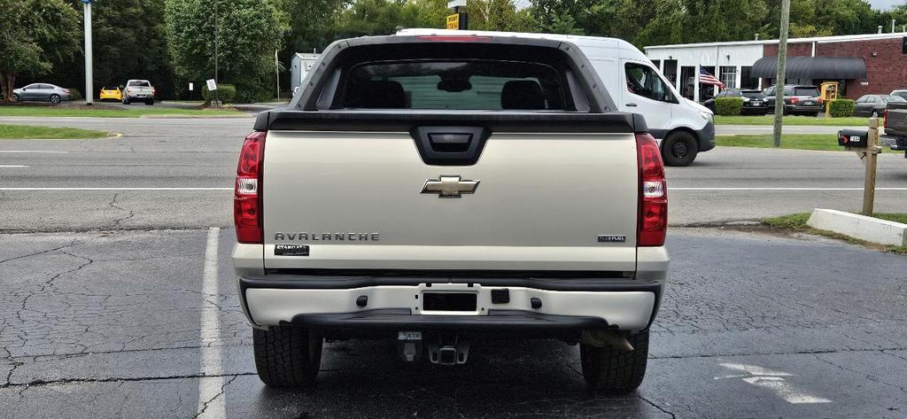 used 2008 Chevrolet Avalanche car, priced at $13,995