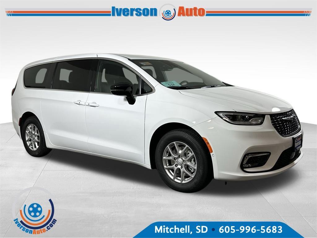 new 2026 Chrysler Pacifica car, priced at $44,368