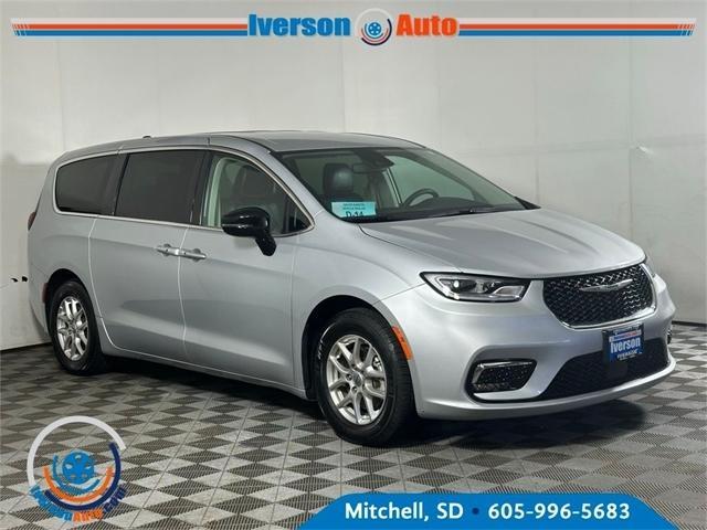 used 2024 Chrysler Pacifica car, priced at $31,395