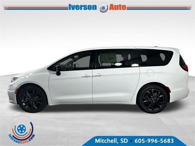 new 2026 Chrysler Pacifica car, priced at $41,823