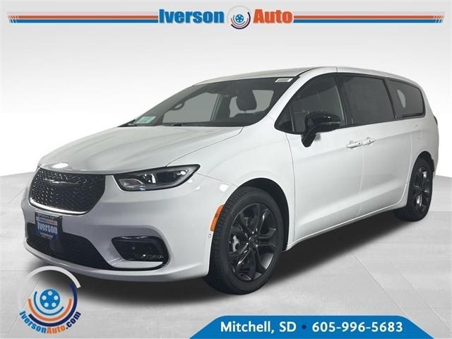 new 2026 Chrysler Pacifica car, priced at $41,823