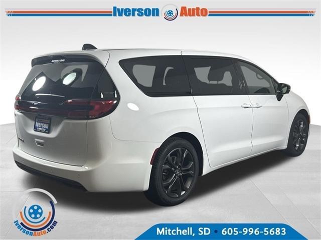 new 2026 Chrysler Pacifica car, priced at $41,823