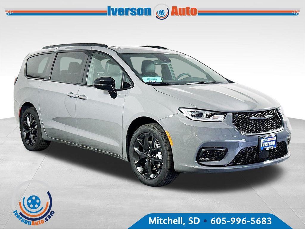 new 2025 Chrysler Pacifica car, priced at $51,239