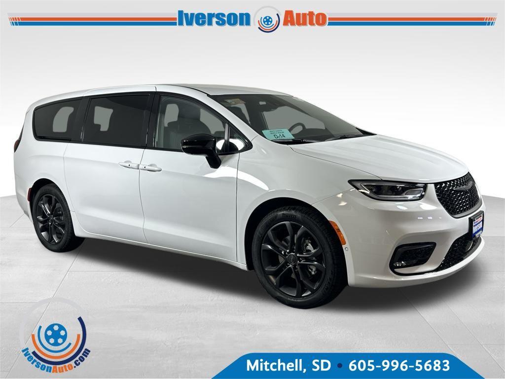 new 2026 Chrysler Pacifica car, priced at $45,449