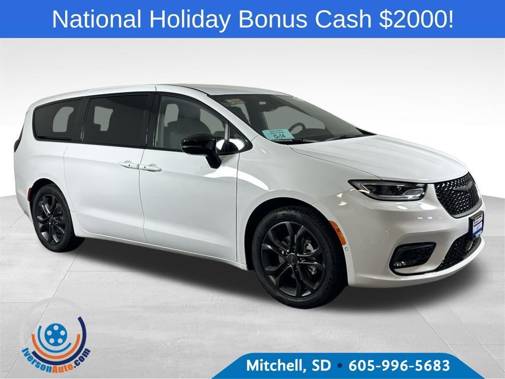 new 2026 Chrysler Pacifica car, priced at $40,449