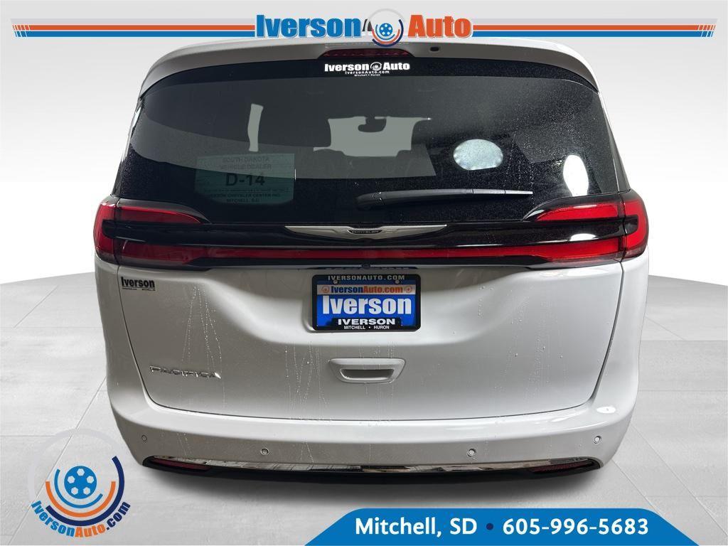 new 2025 Chrysler Pacifica car, priced at $43,575
