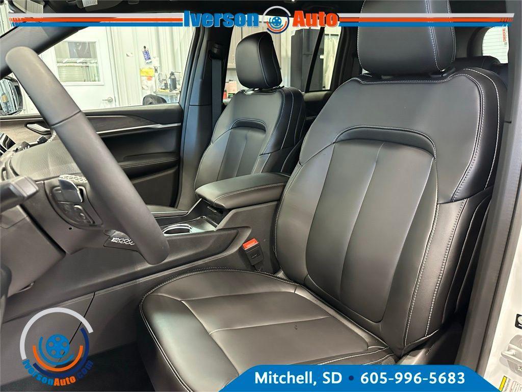 new 2025 Jeep Grand Cherokee car, priced at $43,908