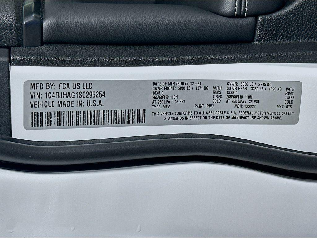 new 2025 Jeep Grand Cherokee car, priced at $40,897