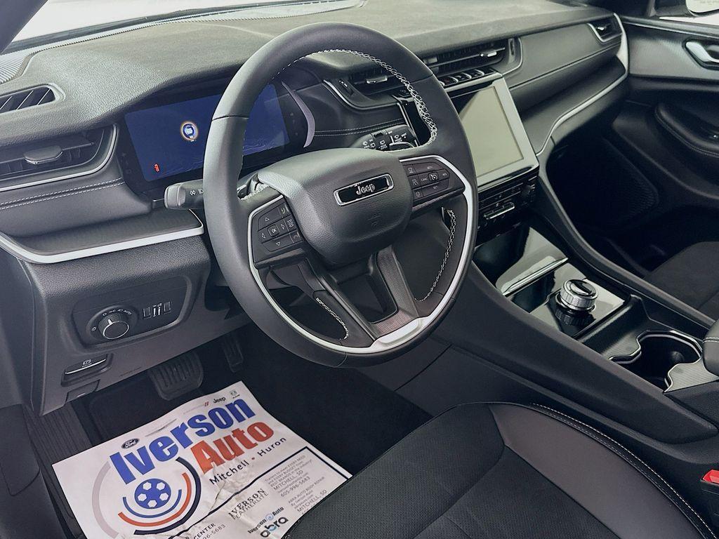new 2025 Jeep Grand Cherokee car, priced at $40,897