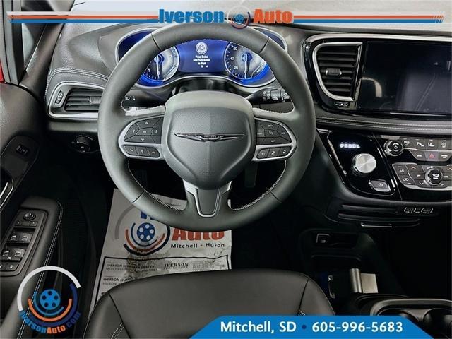 new 2025 Chrysler Pacifica car, priced at $39,749