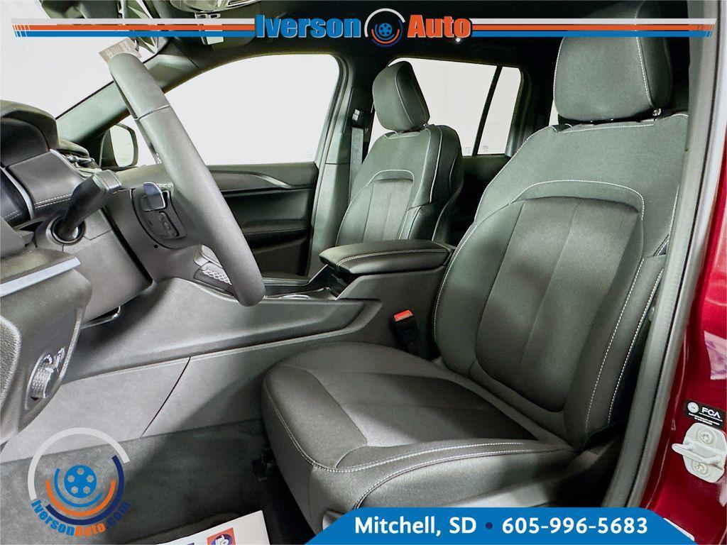 new 2025 Jeep Grand Cherokee car, priced at $39,674
