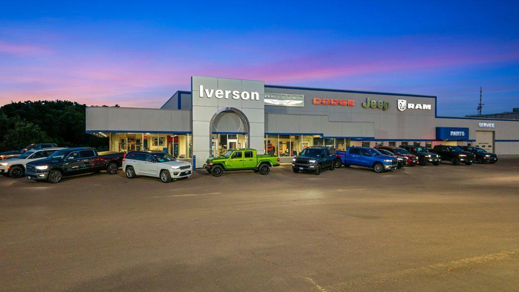 used 2023 Chevrolet Traverse car, priced at $33,125
