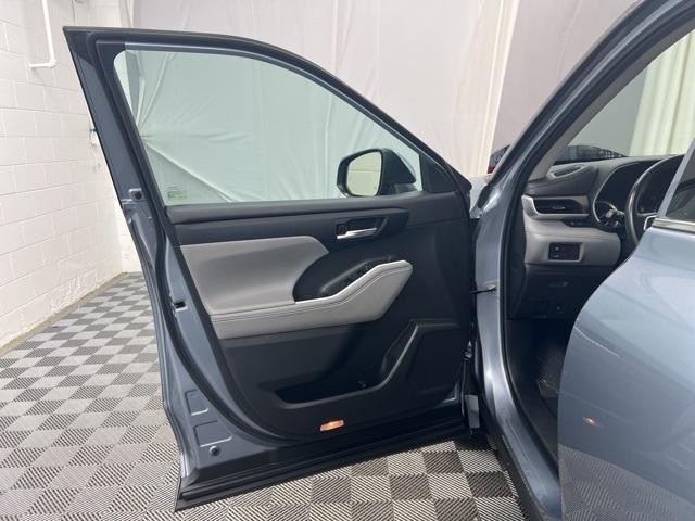 used 2022 Toyota Highlander car, priced at $31,500