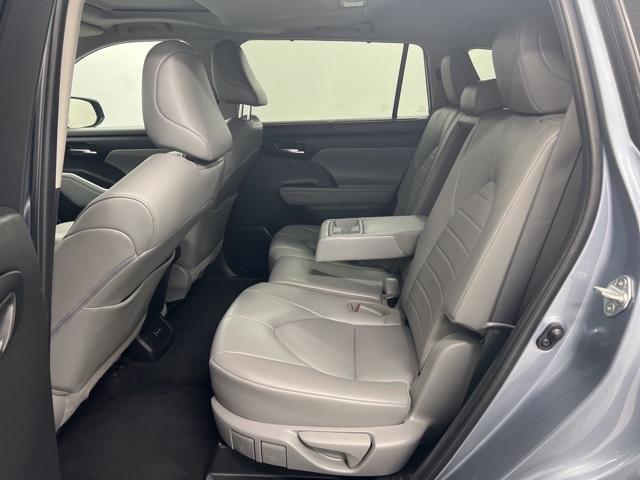 used 2022 Toyota Highlander car, priced at $31,500
