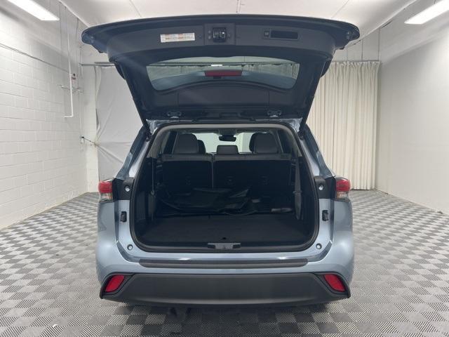 used 2022 Toyota Highlander car, priced at $31,500
