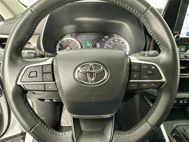 used 2023 Toyota Highlander car, priced at $34,500