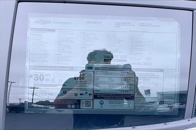 new 2025 Chevrolet Trax car, priced at $25,735