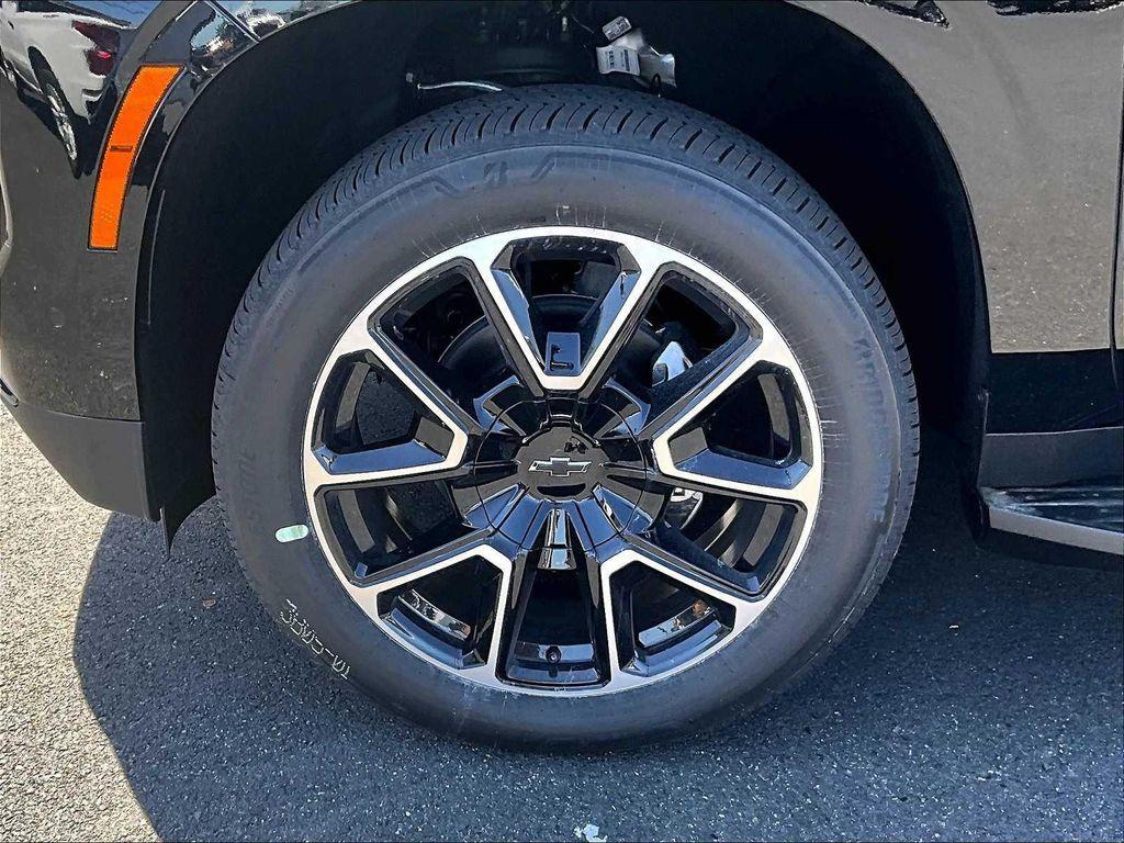 new 2025 Chevrolet Suburban car, priced at $76,470
