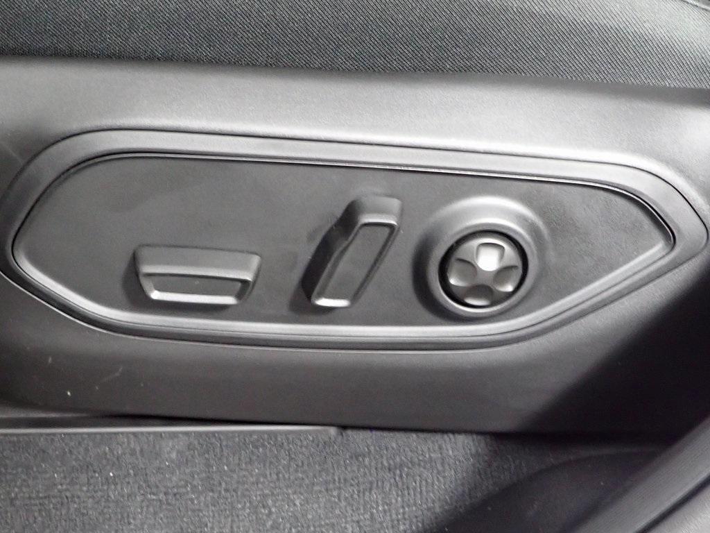 new 2025 Jeep Grand Cherokee car, priced at $40,250