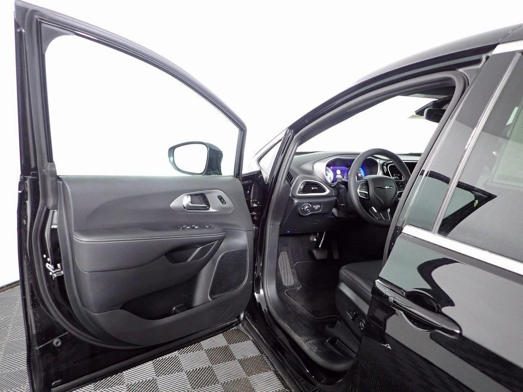new 2025 Chrysler Pacifica car, priced at $40,075