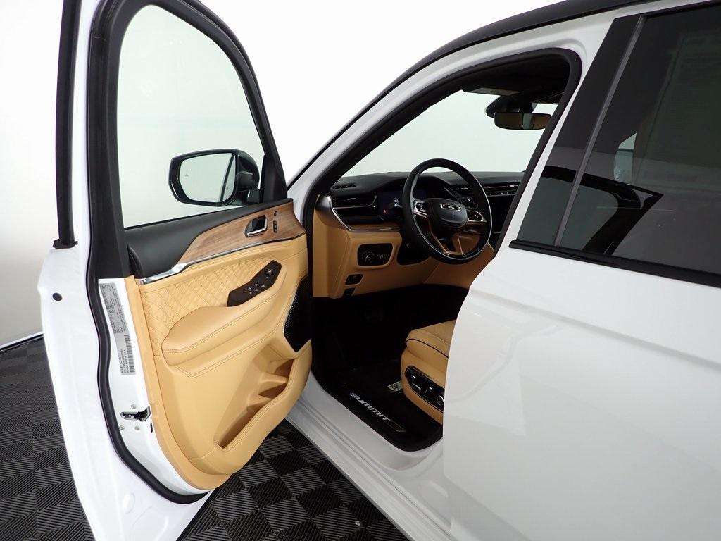 new 2025 Jeep Grand Cherokee car, priced at $59,582