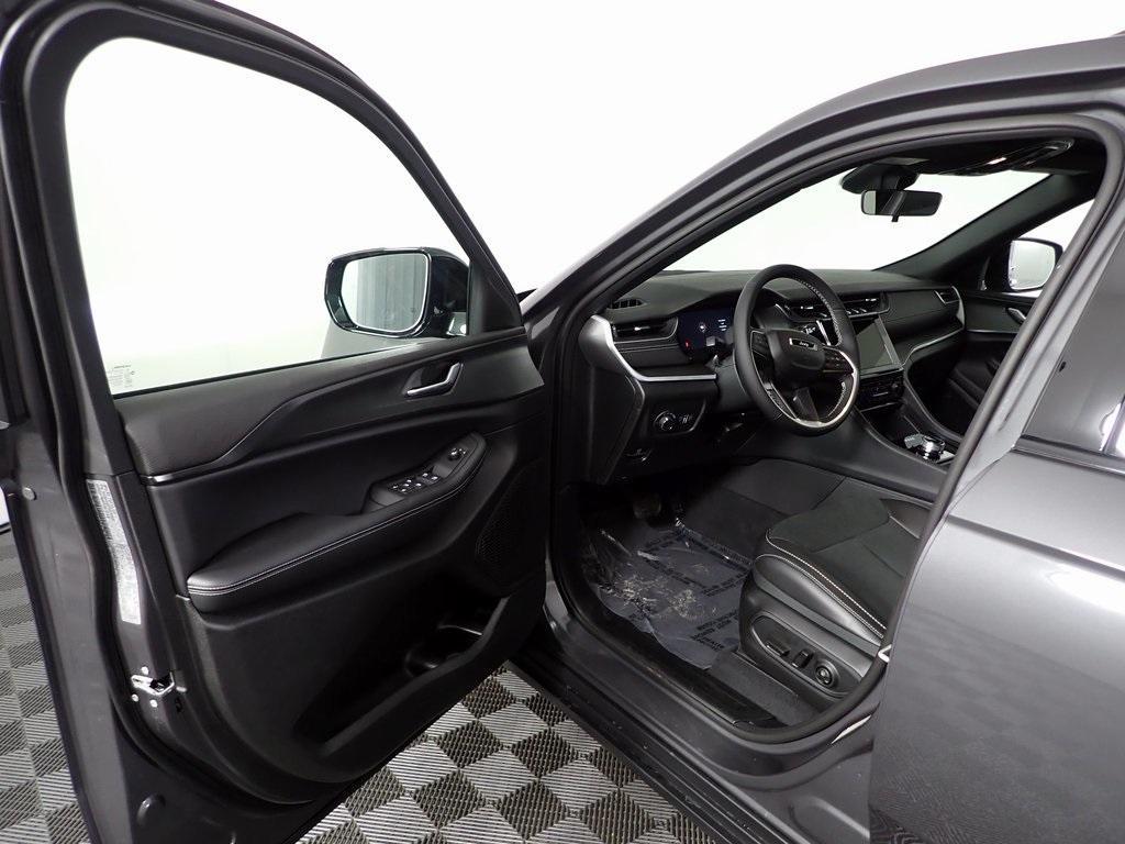 new 2025 Jeep Grand Cherokee car, priced at $46,730