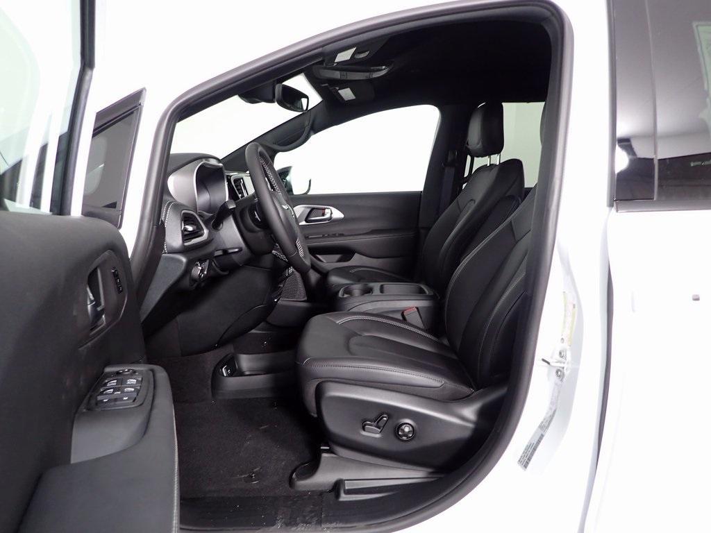 new 2025 Chrysler Pacifica car, priced at $43,193