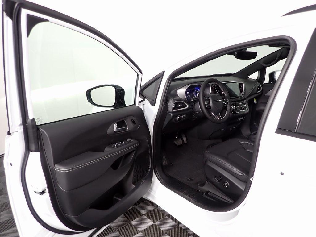 new 2025 Chrysler Pacifica car, priced at $43,193