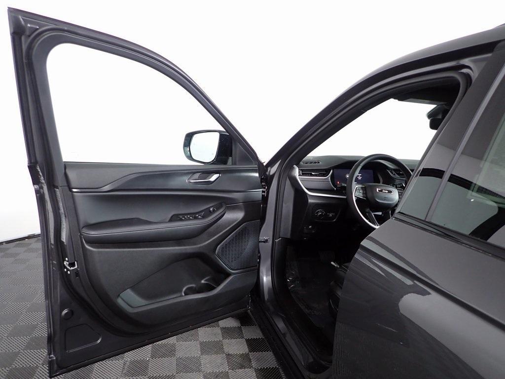 new 2025 Jeep Grand Cherokee car, priced at $44,229