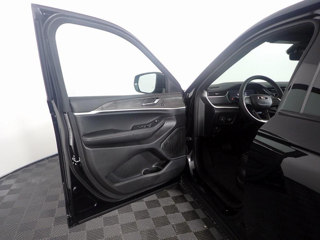 new 2025 Jeep Grand Cherokee car, priced at $46,208