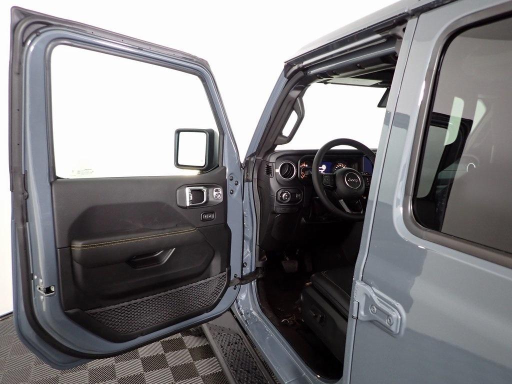 new 2025 Jeep Gladiator car, priced at $44,631