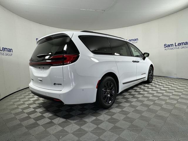 new 2024 Chrysler Pacifica Hybrid car, priced at $45,945