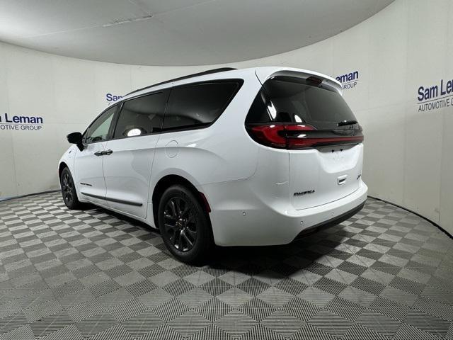 new 2024 Chrysler Pacifica Hybrid car, priced at $45,945