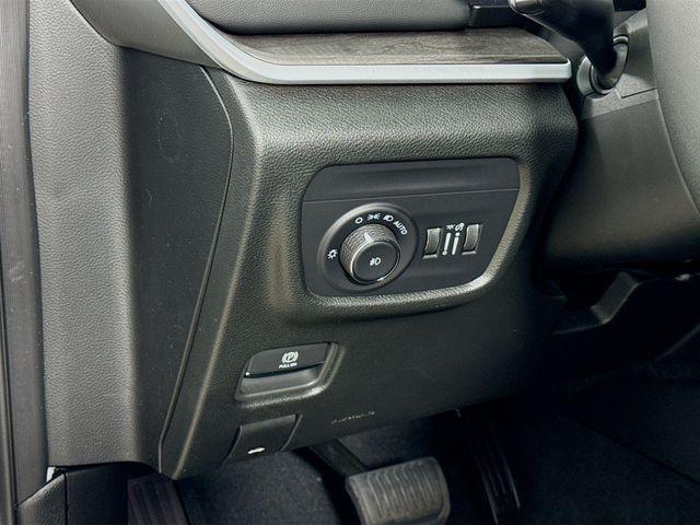 new 2025 Jeep Grand Cherokee car, priced at $40,881