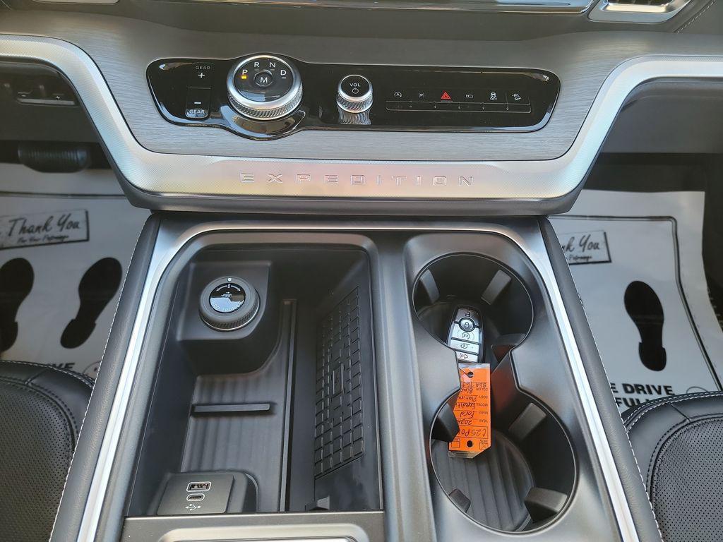 new 2025 Ford Expedition car, priced at $75,053