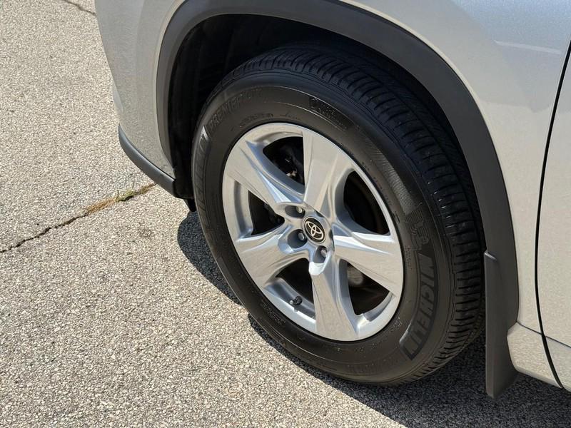 used 2022 Toyota Highlander car, priced at $29,995