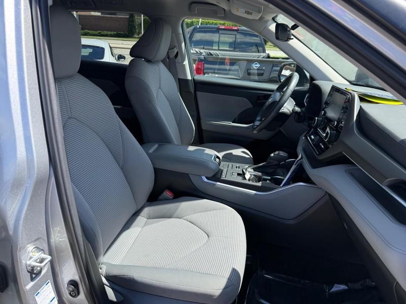 used 2022 Toyota Highlander car, priced at $29,995