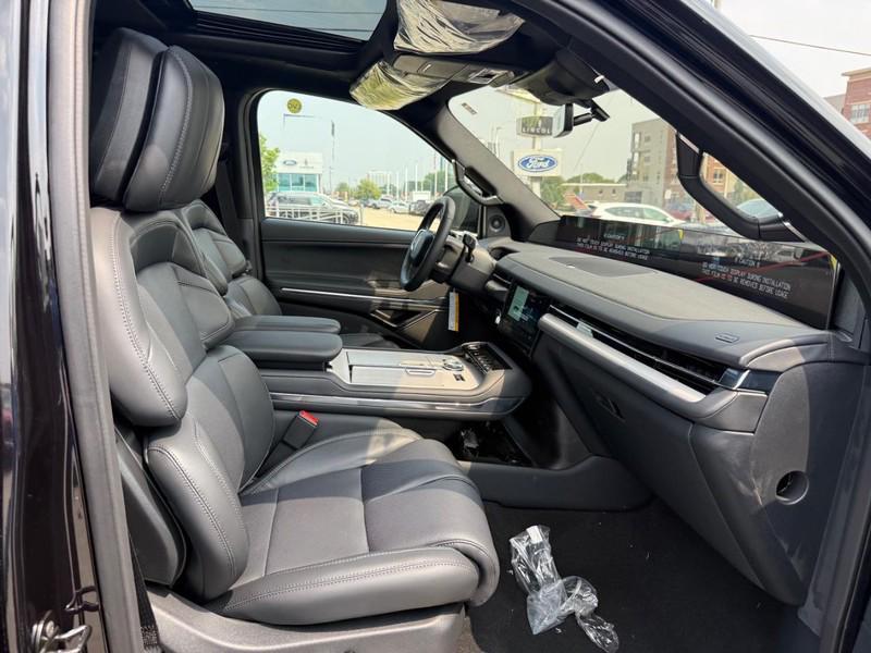 new 2025 Lincoln Navigator car, priced at $104,690