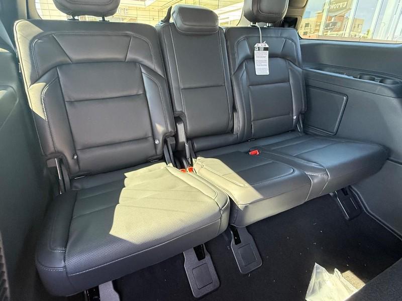 new 2025 Lincoln Navigator car, priced at $106,025