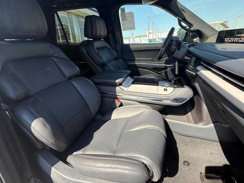 new 2025 Lincoln Navigator car, priced at $106,025